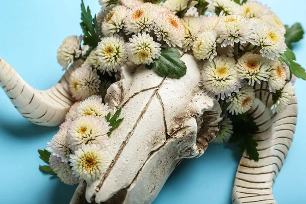 Crânio Ovelhas Com Flores Fundo Azul Close — Fotografia de Stock