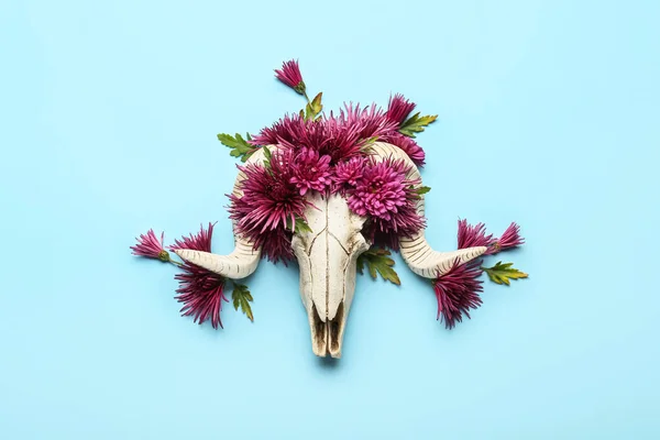 Skull Sheep Flowers Blue Background — Stok fotoğraf