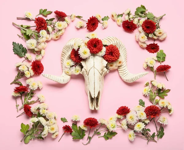 Composição Com Crânio Ovelhas Flores Sobre Fundo Rosa — Fotografia de Stock