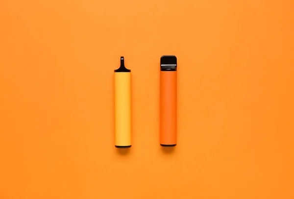 橙色背景的可处置电子香烟 — 图库照片
