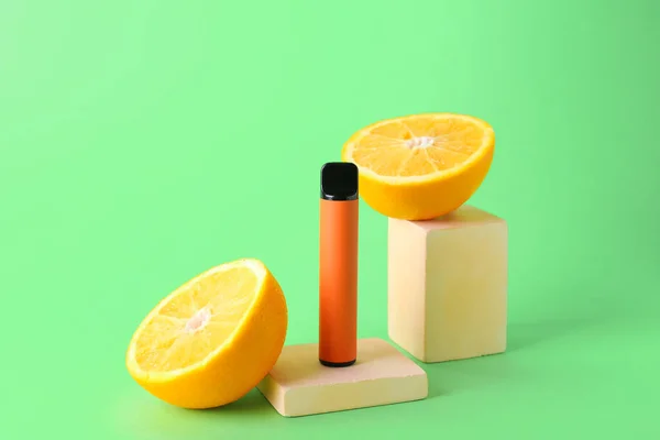 Jednorázové Elektronické Cigarety Oranžová Zeleném Pozadí — Stock fotografie