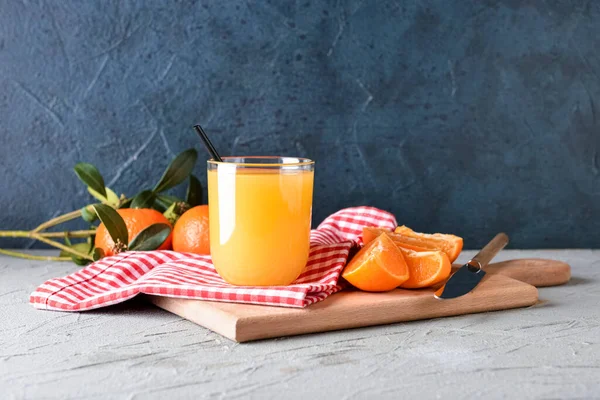Masada bir bardak taze mandalina suyu.