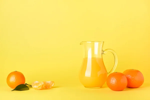 Jug Fresh Tangerine Juice Yellow Background — Stock Photo, Image