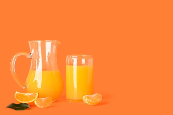 Krug Und Glas Mit Frischem Mandarinensaft Auf Orangefarbenem Hintergrund — Stockfoto