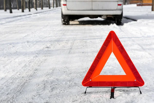 Awaryjny Znak Stopu Zepsuty Samochód Śnieżny Zimowy Dzień — Zdjęcie stockowe