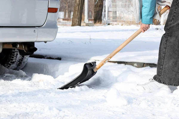 Mulher Removendo Neve Perto Carro Dia Inverno — Fotografia de Stock