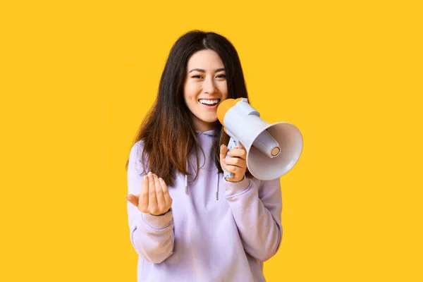 Young Asian Woman Megaphone Inviting Viewer Yellow Background — Stock Photo, Image