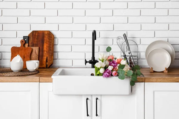 Sink Beautiful Flowers Kitchen Utensils Counters White Brick Wall — Stock Photo, Image