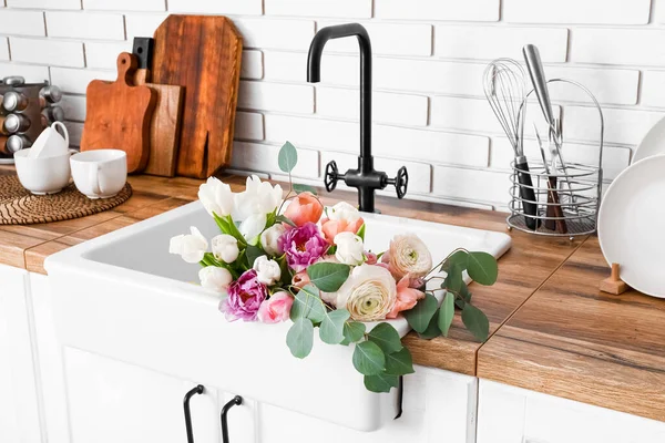 Tenggelam Dengan Bunga Yang Indah Dan Peralatan Dapur Meja Dekat — Stok Foto