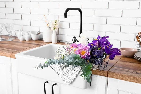 Tenggelam Dengan Indah Bunga Meja Dapur Closeup — Stok Foto