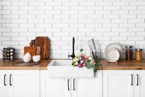 Sink Beautiful Flowers Kitchen Utensils Counters White Brick Wall — Stock Photo, Image