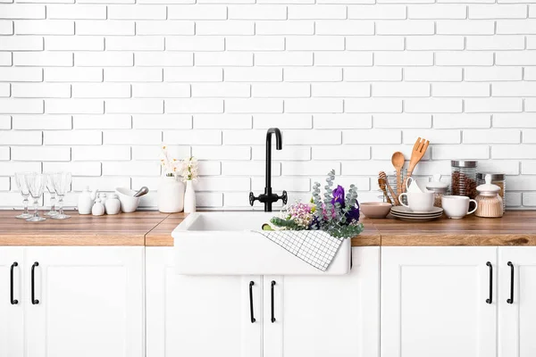 Sink Beautiful Flowers Kitchen Utensils Counters White Brick Wall — Stock Photo, Image