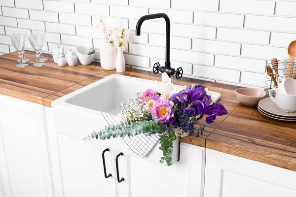 Sink Beautiful Flowers Counter Kitchen — Stock Photo, Image