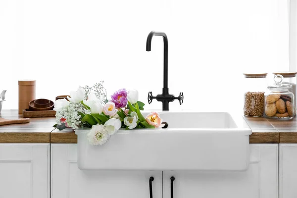 Waschbecken Mit Schönen Blumen Und Essen Auf Der Theke Neben — Stockfoto