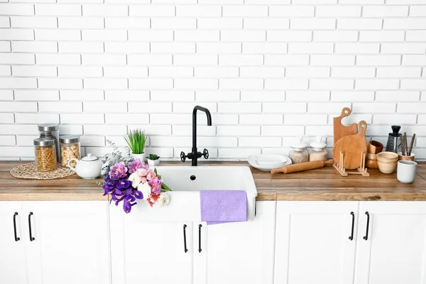 Fregadero Cerámica Con Hermosas Flores Utensilios Cocina Mostradores Cerca Pared — Foto de Stock