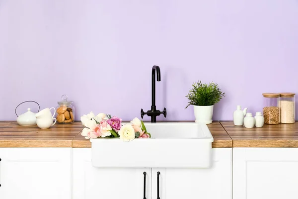 White Sink Beautiful Flowers Kitchenware Counters Lilac Wall — Stock Photo, Image