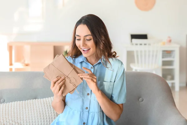 Mujer Joven Con Sobres Atados Casa — Foto de Stock