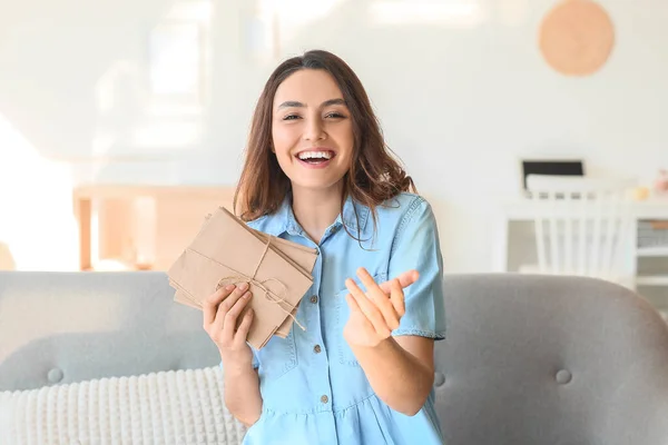 Mujer Joven Con Sobres Atados Casa — Foto de Stock