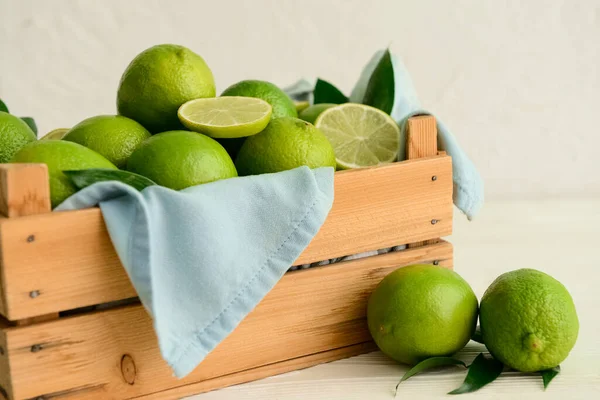 Masada taze limonlu ahşap kutu.