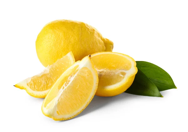 Zitronen Mit Blättern Auf Weißem Hintergrund — Stockfoto