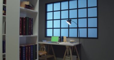 Akşamları çalışma odası ve ev kütüphanesi olan bir oda.