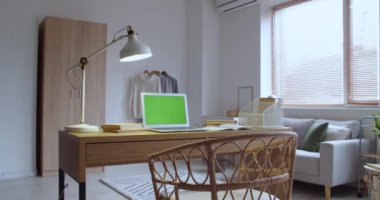 Çalışma yerinde modern dizüstü bilgisayarı olan bir oda. 