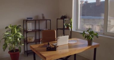 Pencerenin yanında işyeri olan modern şık ofis.