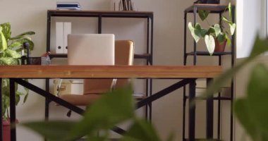 çalışma alanı ile modern ofis içinde laptop