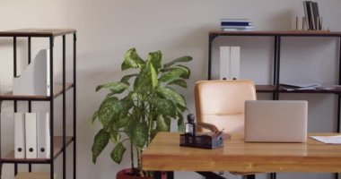 Modern işyerindeki bilgisayarla birlikte ofis içi