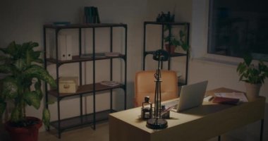 Karanlık odada modern dizüstü bilgisayarı olan bir işyeri