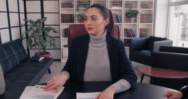 Kızgın kadın patron iş toplantısında işçileri azarlıyor.