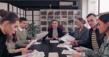 Stresli kadın patron ve işçiler iş toplantısında sorunları tartışıyor