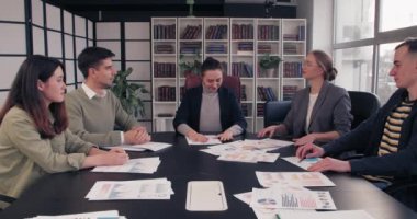 İş toplantısında terfi alan kadın işçi