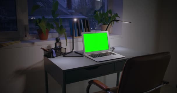 Laptop Üres Képernyővel Asztalon Éjszaka — Stock videók