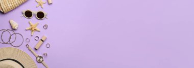 Plaj aksesuarları ve kozmetik seti metin için alanı olan leylak arkaplanı