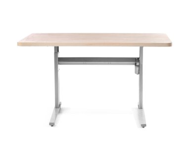 Beyaz arkaplanda duran masa