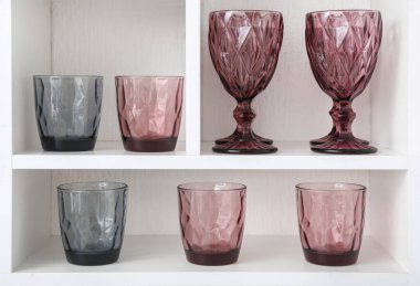 Rafta boş bardaklar, yakın plan.