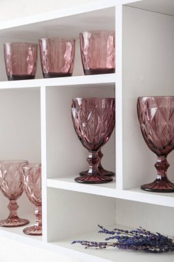 Boş bardaklar ve raf ünitesinde lavanta çiçekleri, yakın plan.