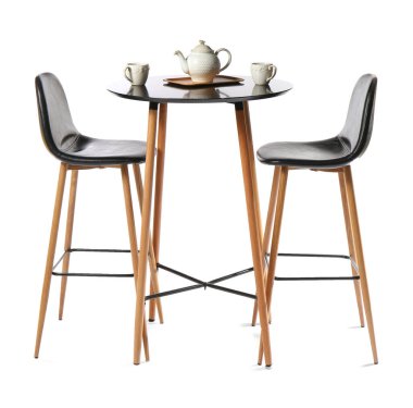 Masalı yüksek sandalyeler, çaydanlık ve beyaz arka planda fincanlar