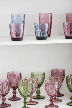 Beyaz raf ünitesinde boş bardaklar