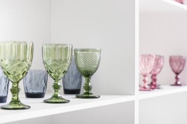 Beyaz raf ünitesinde boş bardaklar, yakın plan.