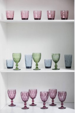 Rafta farklı bir gözlük var.