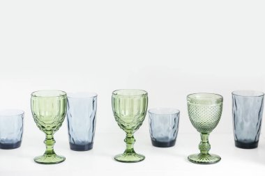 Beyaz arkaplanda farklı güzel gözlük