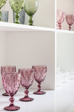 Güzel boş bardaklar beyaz raf ünitesinde