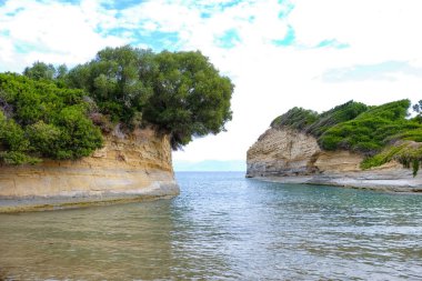 Deniz kıyısındaki kayalıkların güzel manzarası