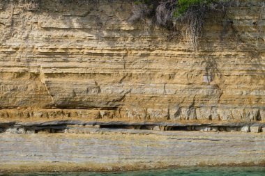 Deniz kenarındaki engebeli dağ uçurumunun manzarası