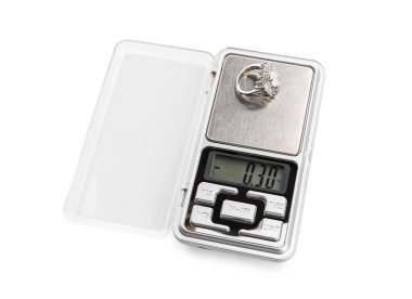 Beyaz arkaplanda yüzük bulunan mücevher pulları