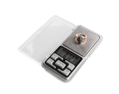 Beyaz arkaplanda yüzük bulunan mücevher pulları