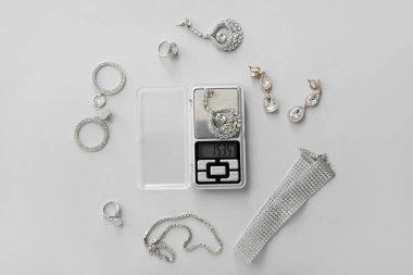 Açık arkaplanda farklı takılarla pullar