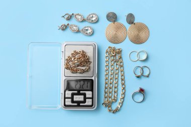 Mavi arka planda farklı mücevherler ve pullar.